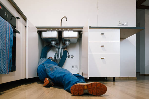 Professional Emergency Plumber technician working in Closter, NJ